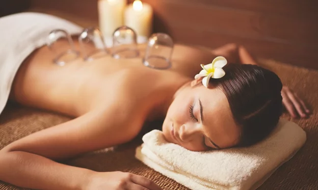 Praticienne effectuant un massage relaxant et une session de ventouses chinoises à Uccle