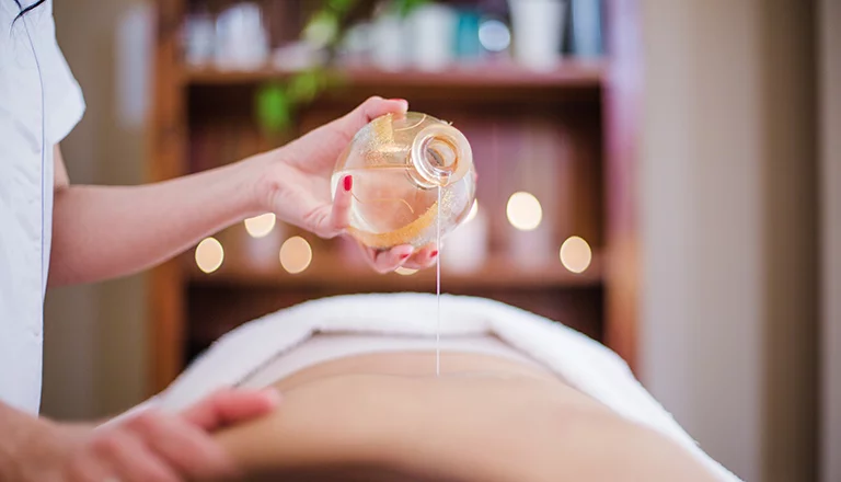 Thérapeute réalisant un massage Tui Na sur le dos à Uccle